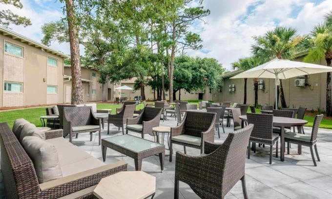 Jekyll Island Hotel | Unwind in a Spacious Suite Near the Ocean's Edge | Free Parking & Breakfast!