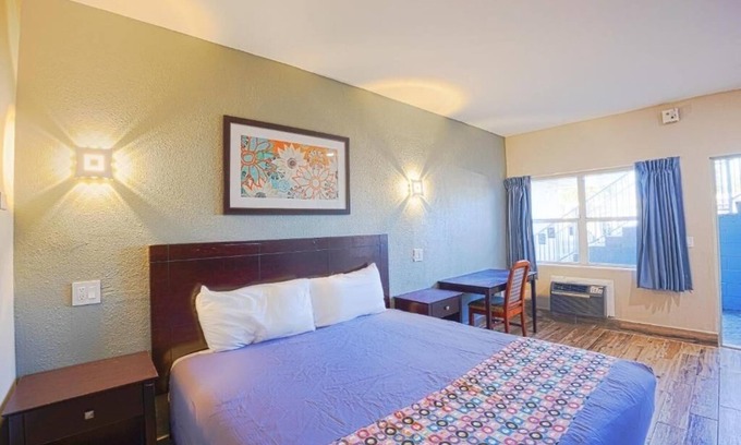 Le Barons Of Titusville Hotel | Unwind In Relaxing Room Near American Space Museum With Parking