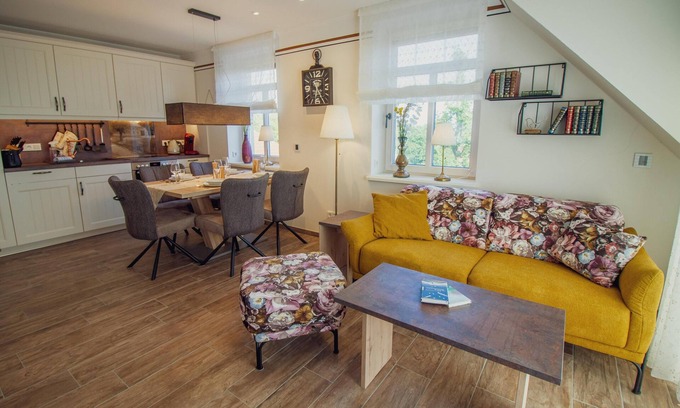 Upleward Apartment | Up Besöök - Rape blossom with infrared sauna