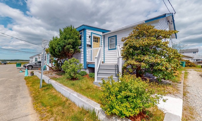 Hampton House | Updated 1930s cottage with great deck - 2 blocks to beach, dining & shopping