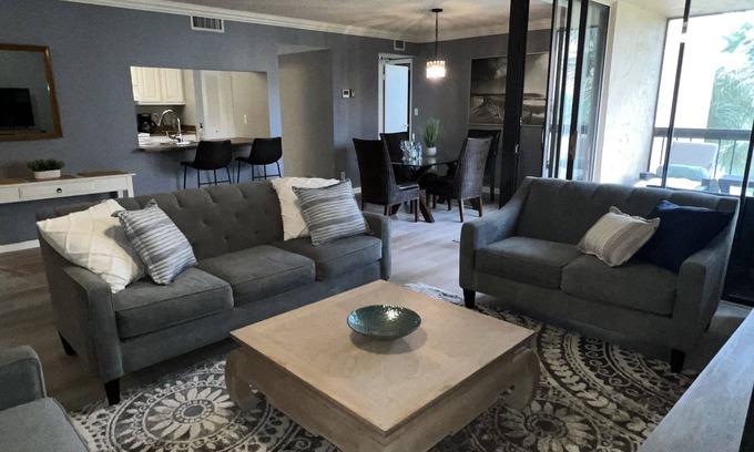 Delray Beach Condo | Updated Delray Raquet Club 2 Bedroom, 1 mile from Beach, 2 pools, gym on site