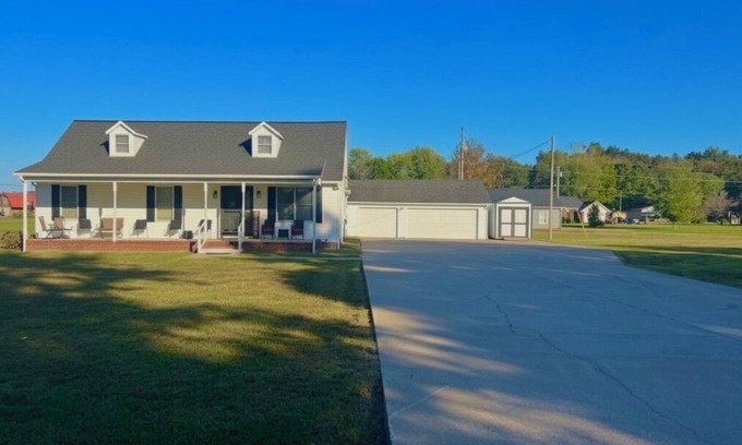 Benton House | Updated home, clean, comfy, huge driveway! Just minutes from KY Lake, food & fun