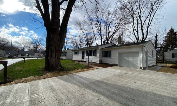 Bay View House | Updated home close to Lake Erie attractions & BOAT PARKING & SCREENED IN PORCH.