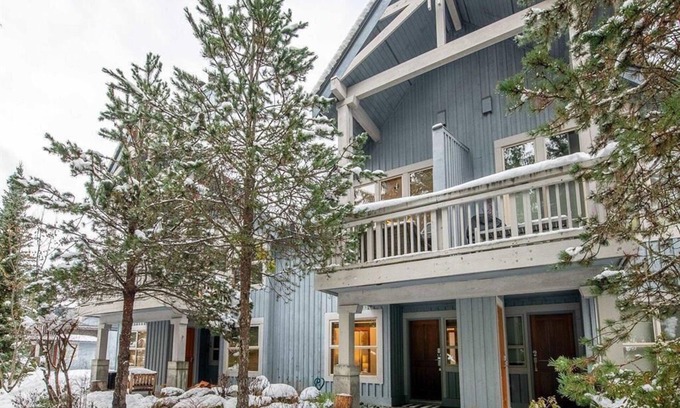 Blackcomb House | Updated Ski In 3-bedroom townhome in Whistler
