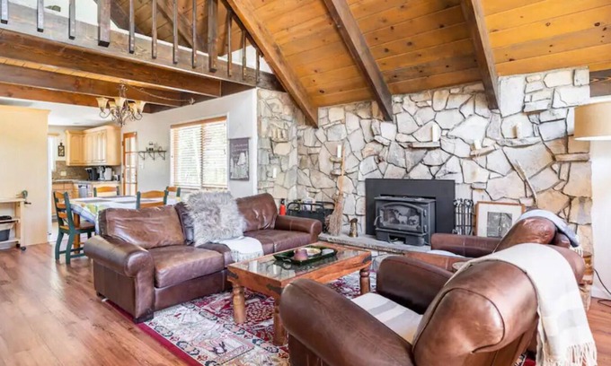 Idyllwild Ski Chalet | Upgraded Cabin w/ Spa and Gym. Ideal for families!