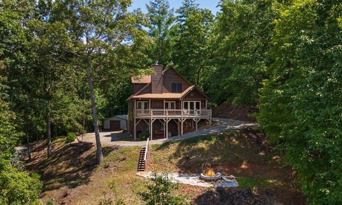 Unaka Cabin | Upscale Cabin with Mountain Views & Starlink Wi-Fi Near Rafting & Blue Ridge!