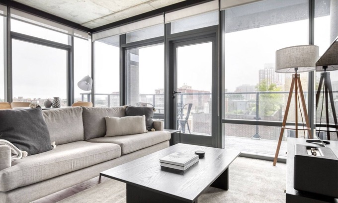 Lake View East Apartment | Upscale Lakeview 2BR w/Deck, Pool & Gym, nr Lincoln Park, by Blueground