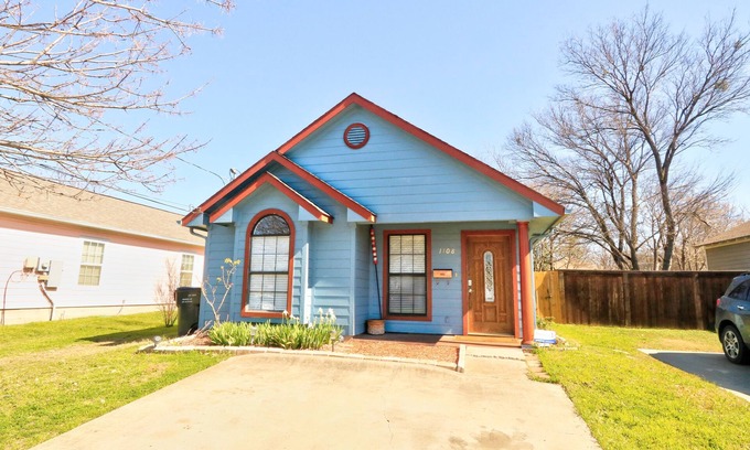 Plano House | 🌿 Urban Comfort in Plano downtown 2BR House with Yard & Exclusive Parking Spots