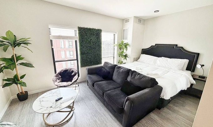 Downtown Des Moines Apartment | Urban Jungle Retreat (417)