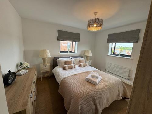 Uxbridge North Apartment | Uxbridge-Modern 2 bed Apt with Lift & Parking