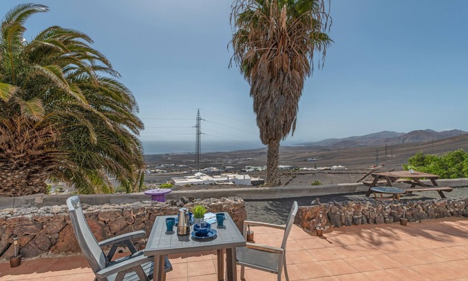 Macher Apartment | Vacation Apartment 'Azul De Eden' with Mountain View, Balcony and Wi-Fi