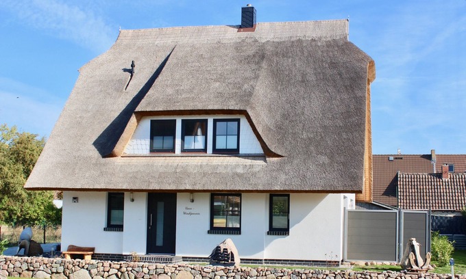 Dranske Apartment | Vacation apartment Lee, experience peace and quiet on the natural beach of the Baltic Sea