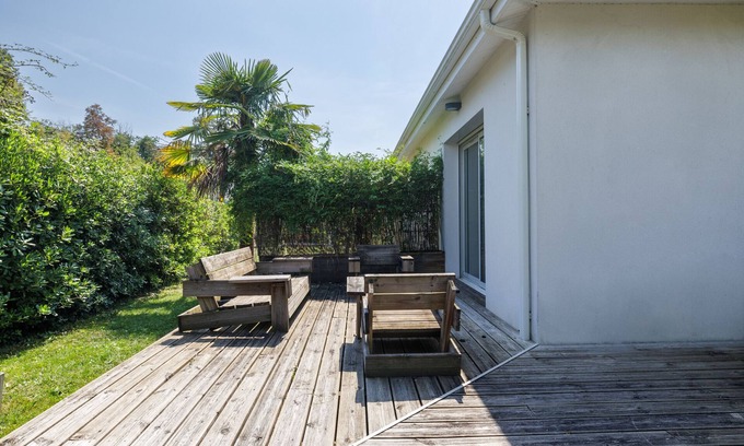 Sadirac House | Vacation Home "L Entre2mers" with Private Terrace, Tennis Court & Wi-Fi