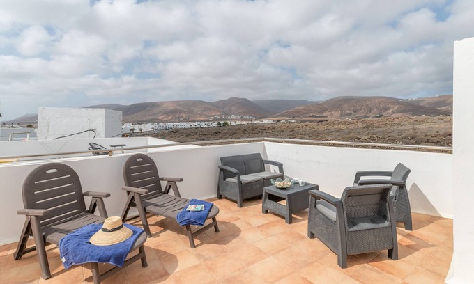 Arrieta House | Vacation Home 'La Casita Villalba' with Sea View, Private Terrace and Wi-Fi