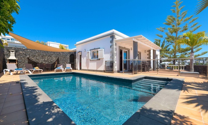Puerto del Carmen Villa | Vacation Rental 'Villa Loretta' with Sea View, Heated Pool & Wi-Fi