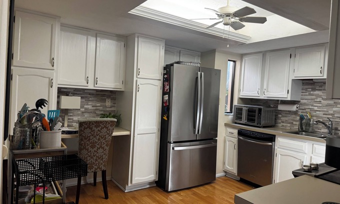 Villas House | Valerie’s Villa - free WiFi - 3 tv’s - 15 mins to beach - 30 second walk to pool