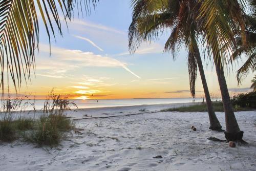 Fort Myers Beach House | Vallies Villa & Montys Place by Sun Palace Vacations