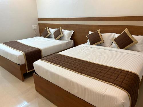 Tirupati Hotel | VAMANA INN by ANA HOLIDAYS Family Room AC