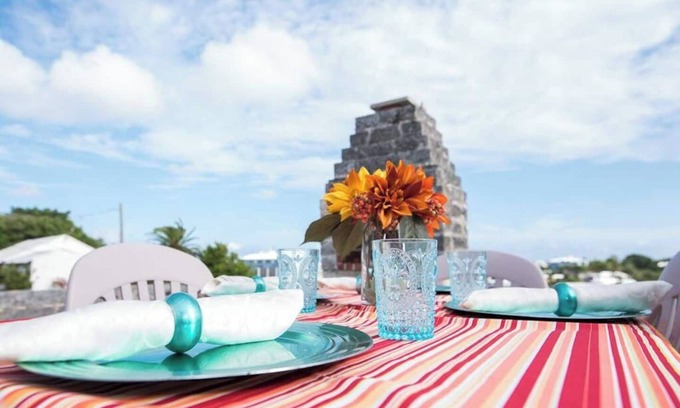 Pembroke Apartment | Verbank studio is located conveniently just outside of the City of Hamilton