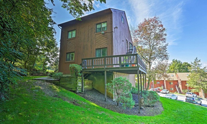 Vernon Condo | Vernon Condo w/Deck, Near Appalachian Trail!