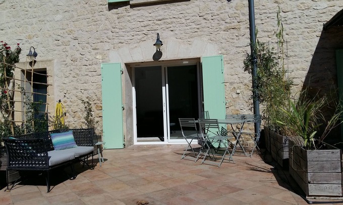 Beaucaire Cottage | Very close to ARLES, cottage in farmhouse with pool, between Camargue and Gard