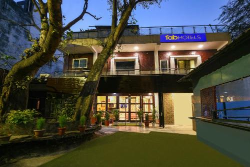 Delhi Hotel | Via Under Bridge - Near Nizamuddin Railway Station