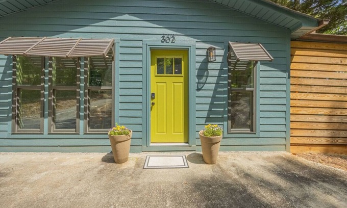 Toccoa House | Vibrant Lakefront Getaway