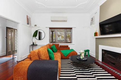 Bedford House | Vibrant Urban Retreat Chic Lounge & Garden Deck