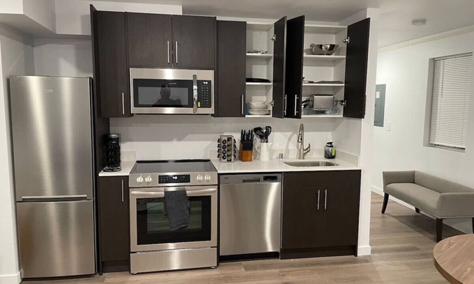 South Tacoma Apartment | View-W/D-Queen-SmartTV-FastWIFI