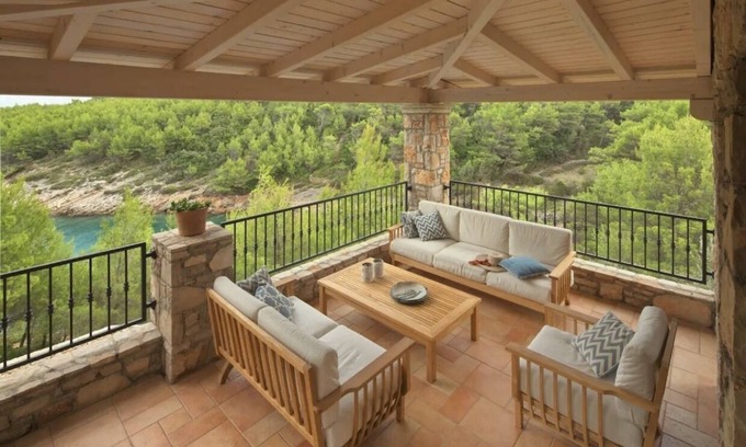 Cove Basina (Jelsa) Apartment | Vila Rosa luxuriös flat with 2 big terraces pets welcome with pool