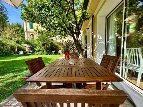 Vallecrosia Apartment | Villa Angelina Holiday Homes I Casa UG I Villa del 700 I Giardino I 4 ospiti I Mare 5 min I Parcheggio privato