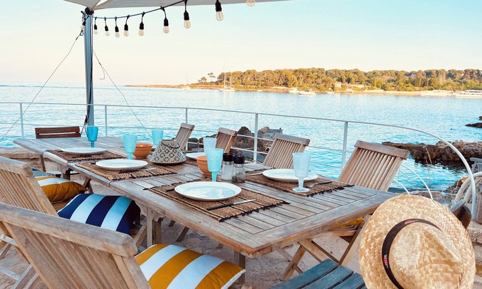 Cap-d'Antibes Villa | Villa Avec Bord de mer Privé sur le cap Dantibes