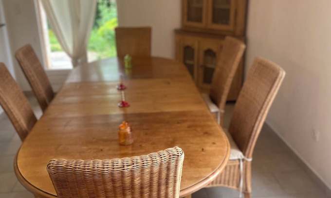 Tresques Villa | Villa Avec Piscine et Jardin Clos