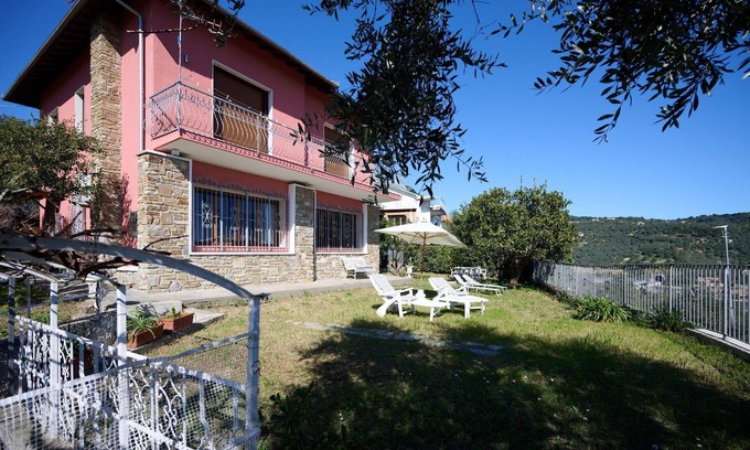 Diano Castello Apartment | Villa Camilla Garden Apartment'
