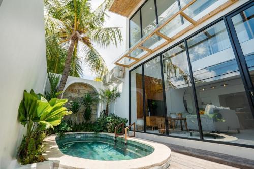 Kuta Villa | Villa Casa Goya - Lofty Pool Villa Near The Beach in Vibrant Legian