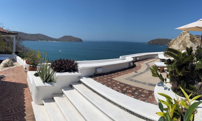 Ixtapa - Zihuatanejo Bed & Breakfast | Villa de la Roca