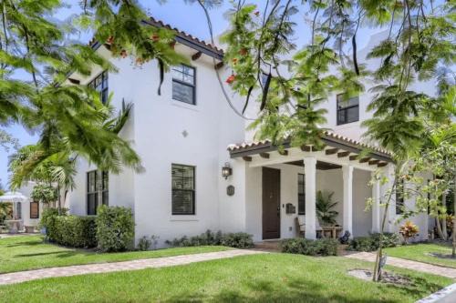 Flamingo Parks House | Villa del Flamingo - Modern Living & Poolside Escape in Flamingo Park