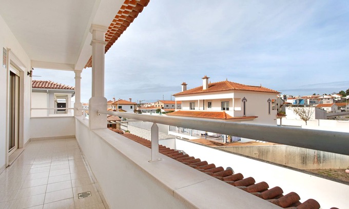 Nazare Villa | Villa 'Estrelinha Nazaré' with Private Terrace, Balcony and Wi-Fi