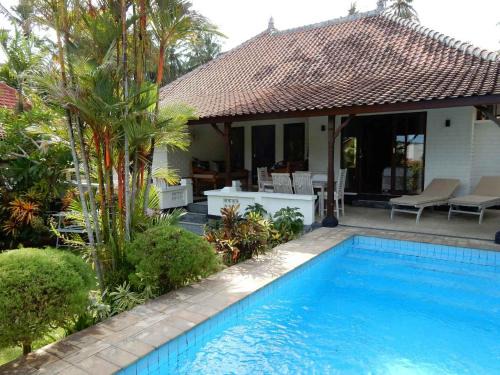 Jasri House | Villa Jasri Point - Beachfront Villa close to surf