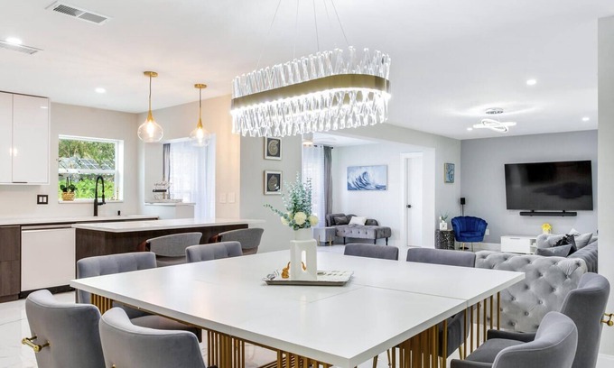 Rustic Oaks House | Villa Luxe ~ heated saltwater pool ~near famous beaches