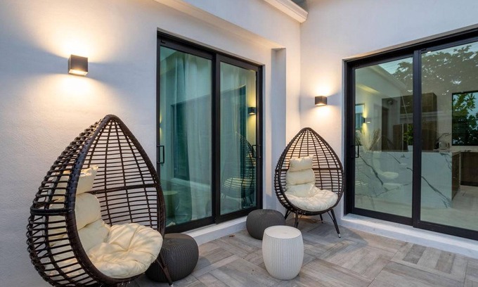 Buena Vista House | Villa Milan - Billiards Terrace w Grill Smart TV
