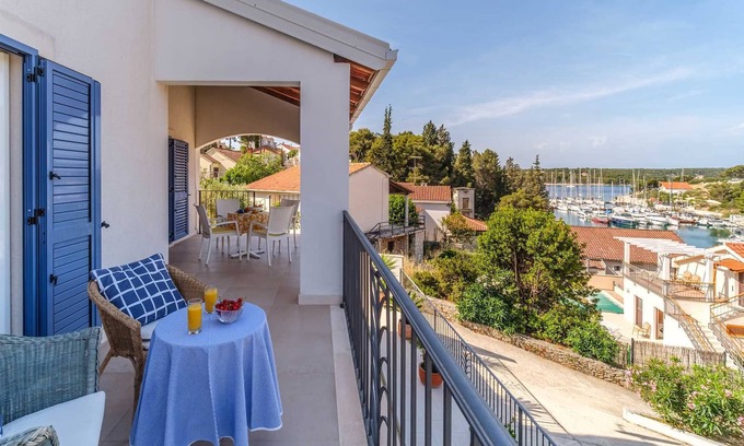 Cove Makarac (Milna) Villa | Villa Milna Bay, heated pool, Milna, Brač Island