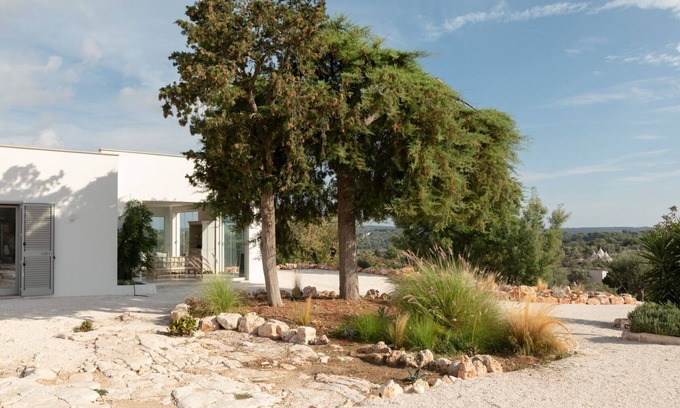 Fumarola Villa | Villa Pettirosso on an elevated terraced olive grove,