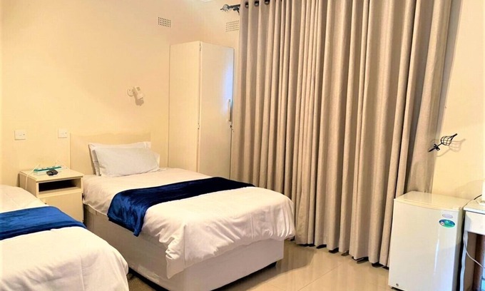 Bulawayo Apartment | Villa Thabiso twin bed with pool access - 2087