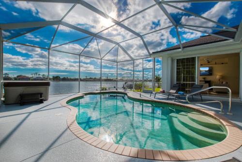 Cape Coral Villa | VILLA WATERFRONT - 3 BEDS - 3 BATHS - 6 GUESTS - LAKEVIEW & POOL/SPA - INCL. 10% OFF BOAT RENTAL