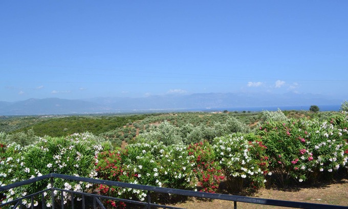 Messini Villa | Villa with terraces and large garden, sea and mountain views - 5mn from the beach