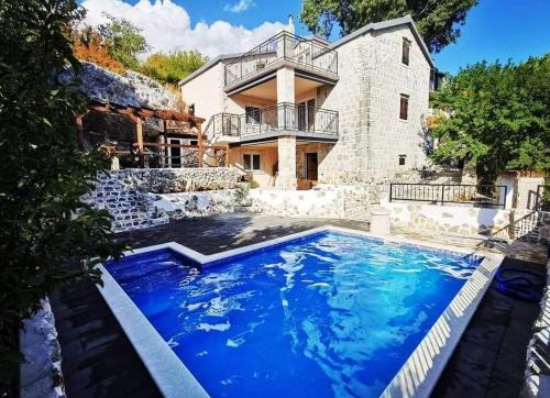Blaca Villa | Villa Zamudio