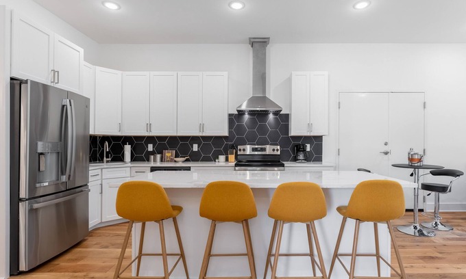 Inglewood Condo | Vinyl Vibes - Luxury Condo with Modern Edge + Gym