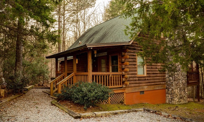 Pine Mountain Cabin | Visit Callaway's Fantasy in Lights at Mountain Getaway - Fiber Wifi and Hot Tub!
