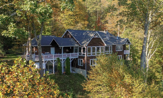Royal Pines House | Vista View Lodge | 7BR Group Retreat + Hot Tub, Views & Biltmore Pass
